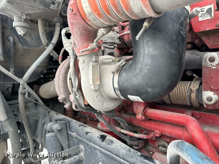 image for item EN5120 2015 Peterbilt 579 semi truck