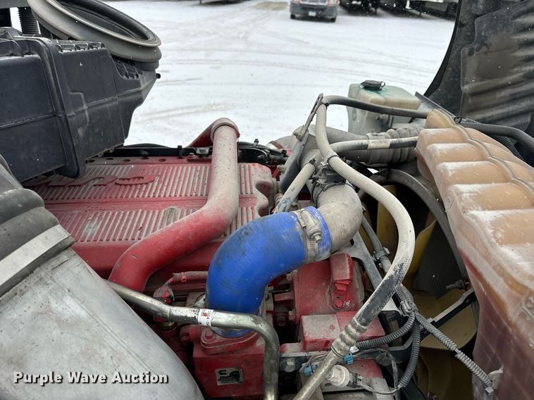 image for item EN5120 2015 Peterbilt 579 semi truck