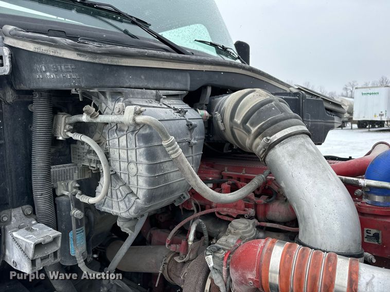 image for item EN5120 2015 Peterbilt 579 semi truck