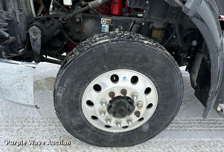 image for item EN5120 2015 Peterbilt 579 semi truck