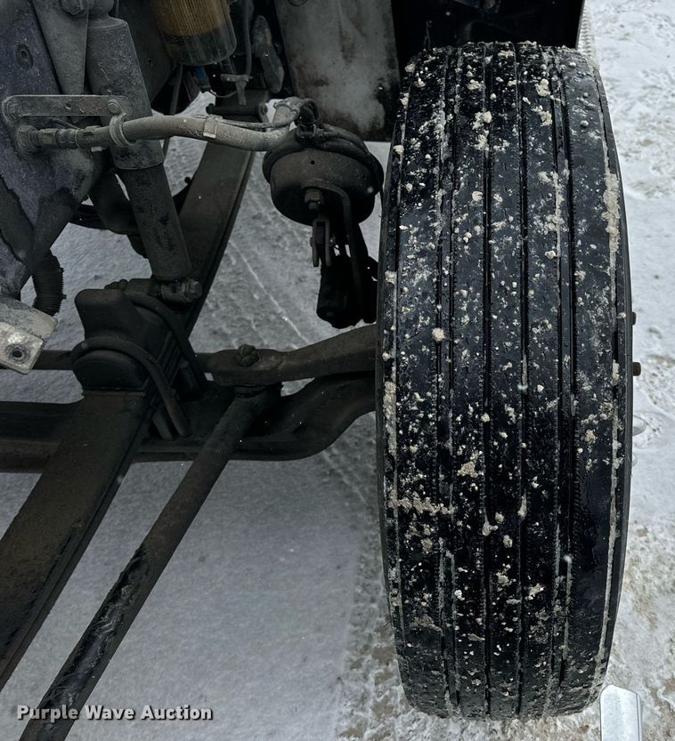 image for item EN5120 2015 Peterbilt 579 semi truck