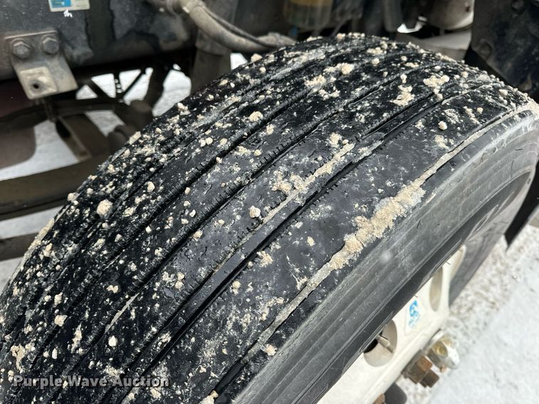 image for item EN5120 2015 Peterbilt 579 semi truck