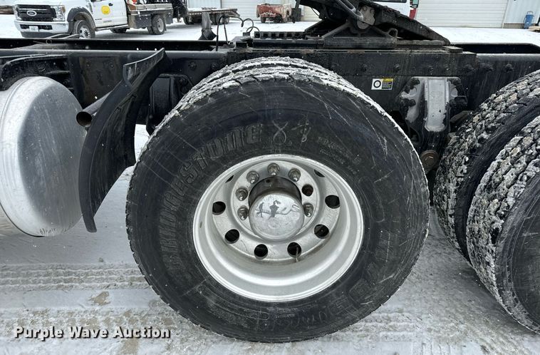 image for item EN5120 2015 Peterbilt 579 semi truck