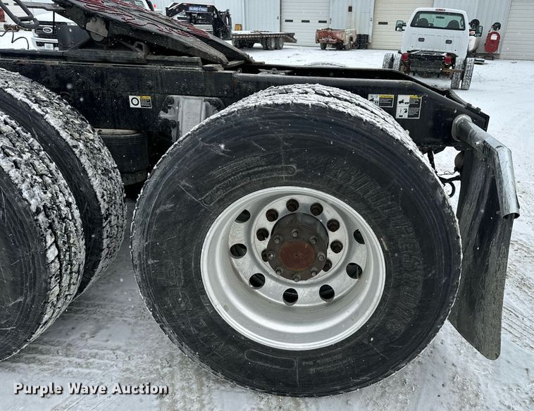 image for item EN5120 2015 Peterbilt 579 semi truck