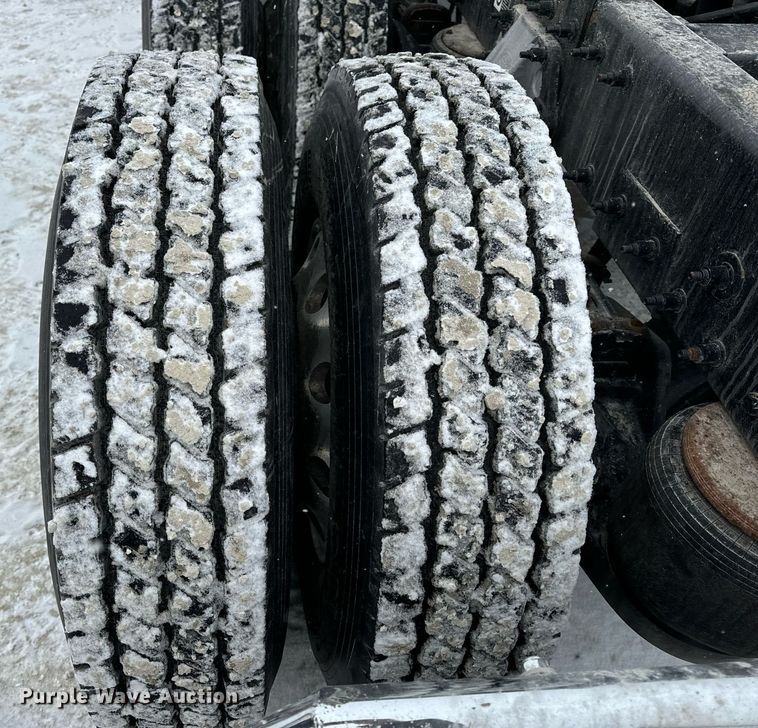 image for item EN5120 2015 Peterbilt 579 semi truck