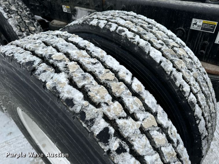 image for item EN5120 2015 Peterbilt 579 semi truck