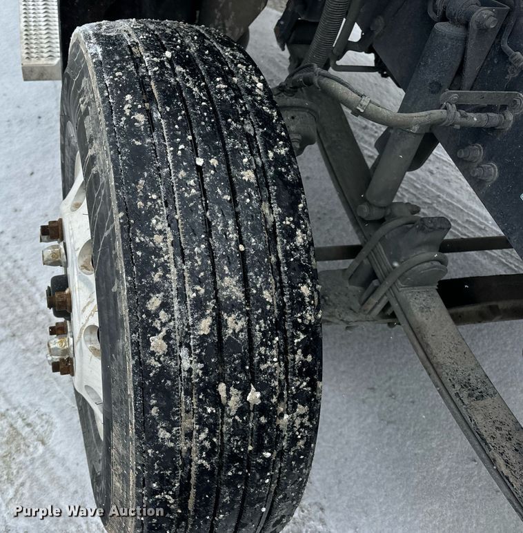 image for item EN5120 2015 Peterbilt 579 semi truck