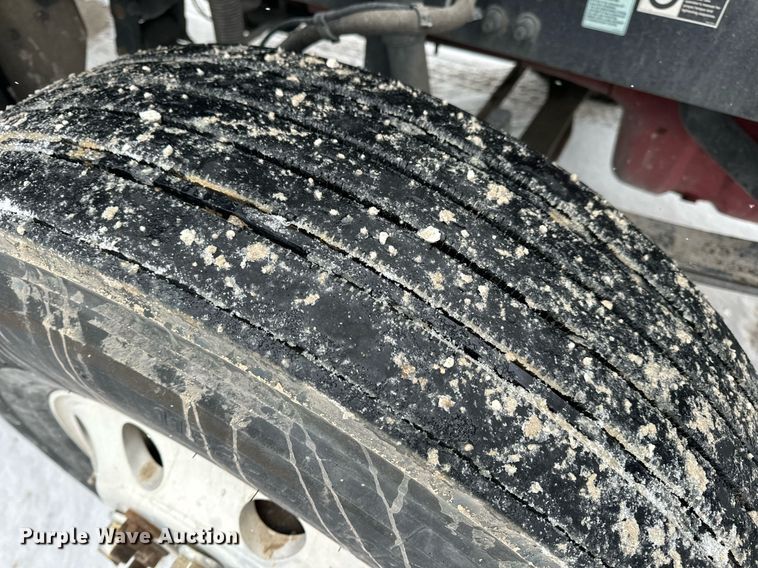 image for item EN5120 2015 Peterbilt 579 semi truck