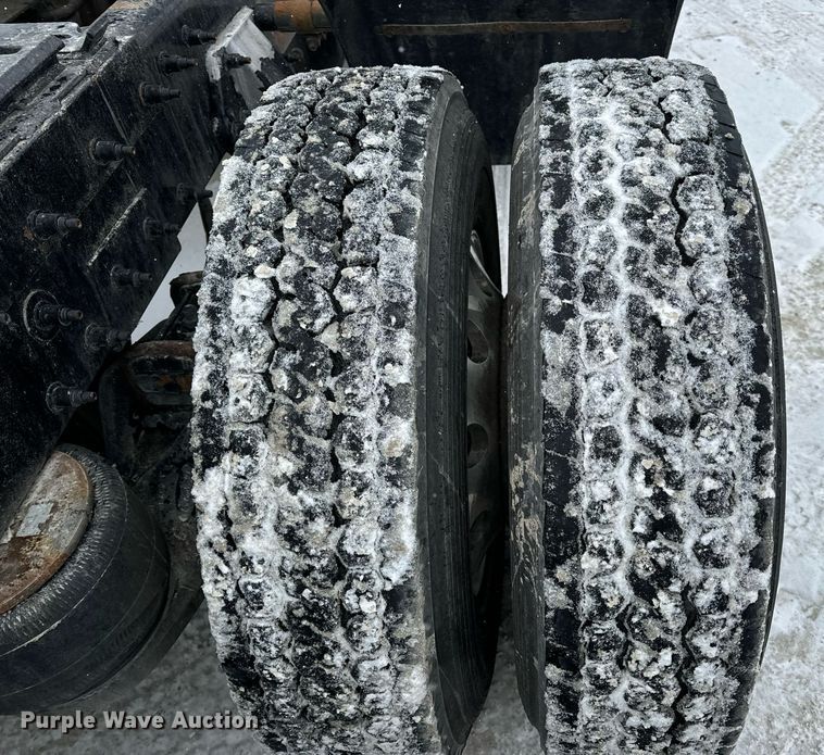 image for item EN5120 2015 Peterbilt 579 semi truck