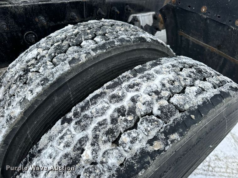 image for item EN5120 2015 Peterbilt 579 semi truck