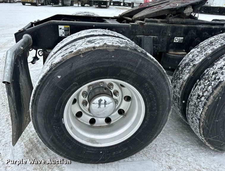 image for item EN5120 2015 Peterbilt 579 semi truck