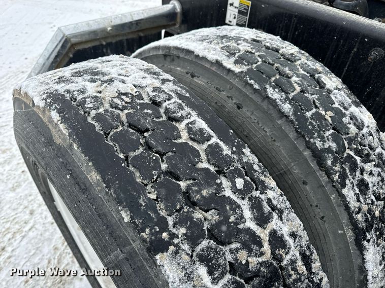 image for item EN5120 2015 Peterbilt 579 semi truck