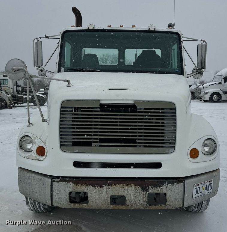 image for item EN5121 1998 Freightliner FL112 semi truck