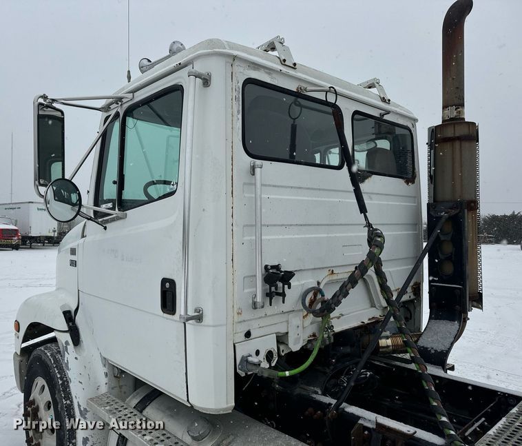 image for item EN5121 1998 Freightliner FL112 semi truck