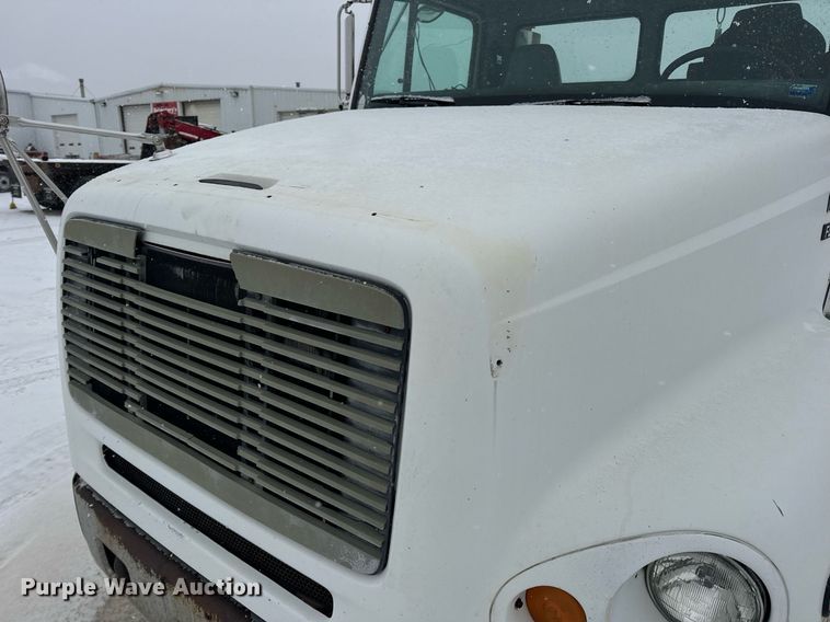 image for item EN5121 1998 Freightliner FL112 semi truck