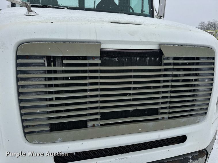 image for item EN5121 1998 Freightliner FL112 semi truck