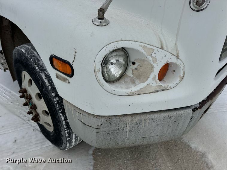 image for item EN5121 1998 Freightliner FL112 semi truck