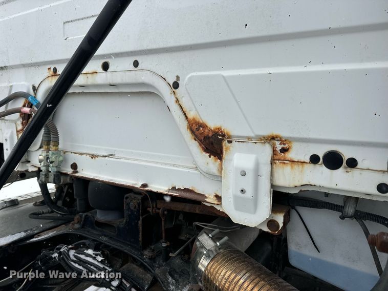 image for item EN5121 1998 Freightliner FL112 semi truck