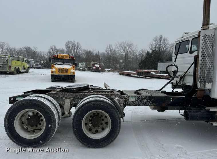 image for item EN5121 1998 Freightliner FL112 semi truck