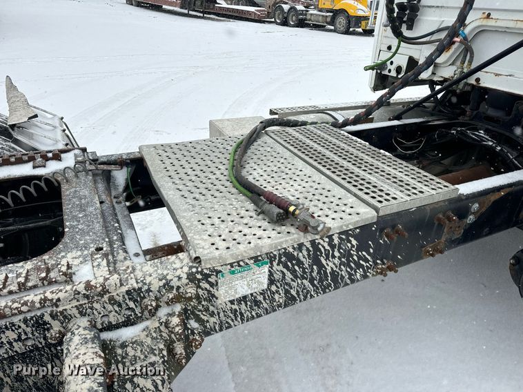 image for item EN5121 1998 Freightliner FL112 semi truck