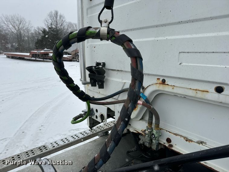 image for item EN5121 1998 Freightliner FL112 semi truck