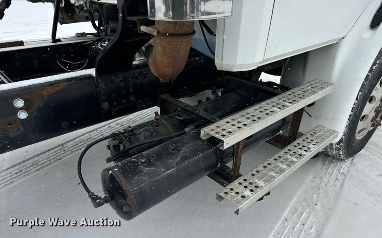 image for item EN5121 1998 Freightliner FL112 semi truck