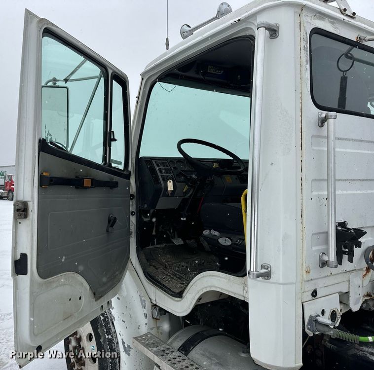 image for item EN5121 1998 Freightliner FL112 semi truck