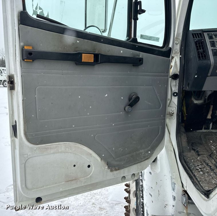 image for item EN5121 1998 Freightliner FL112 semi truck