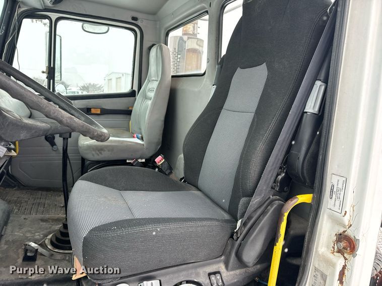 image for item EN5121 1998 Freightliner FL112 semi truck