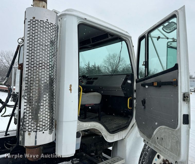 image for item EN5121 1998 Freightliner FL112 semi truck