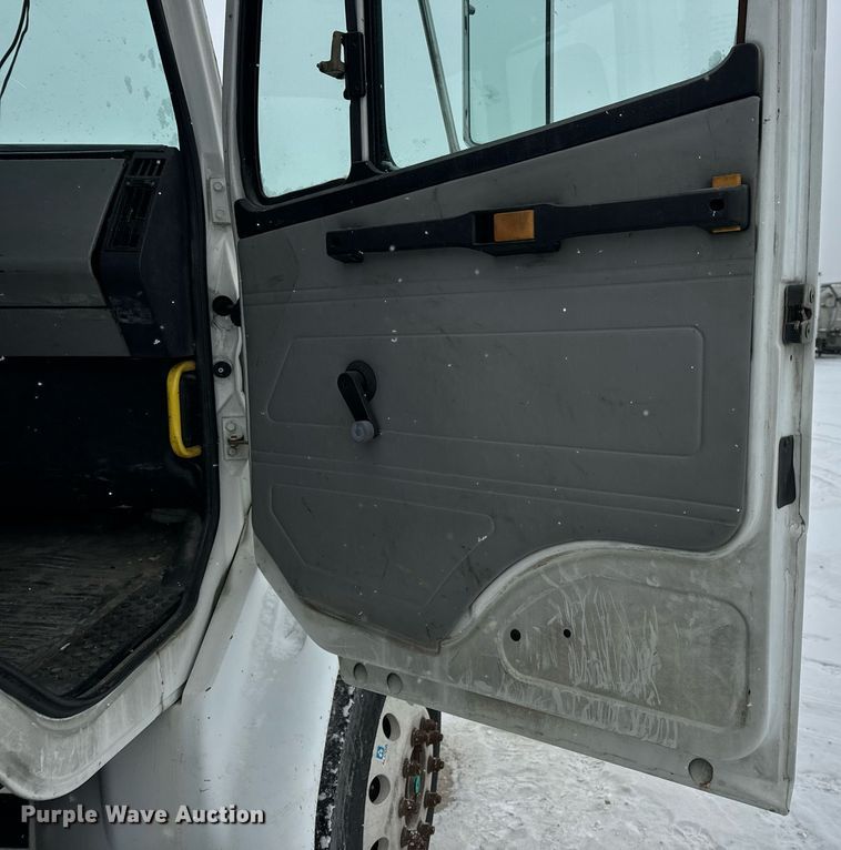 image for item EN5121 1998 Freightliner FL112 semi truck