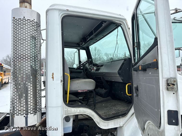 image for item EN5121 1998 Freightliner FL112 semi truck