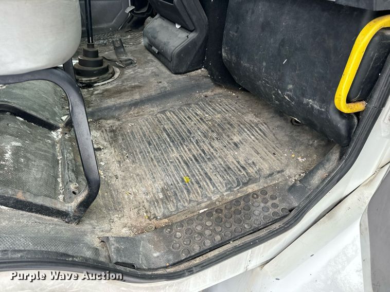 image for item EN5121 1998 Freightliner FL112 semi truck