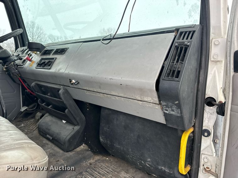 image for item EN5121 1998 Freightliner FL112 semi truck