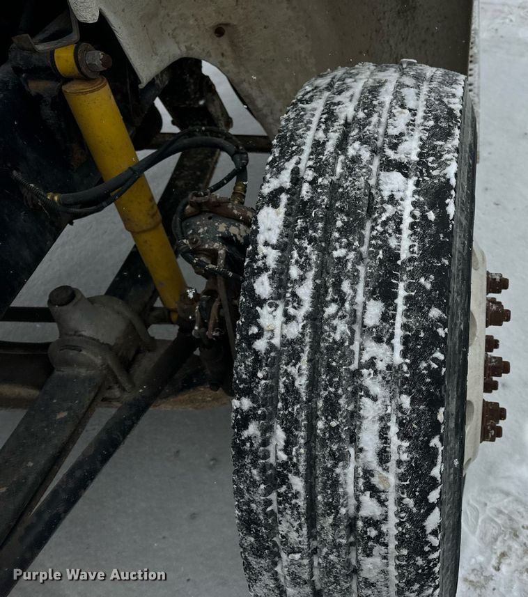 image for item EN5121 1998 Freightliner FL112 semi truck