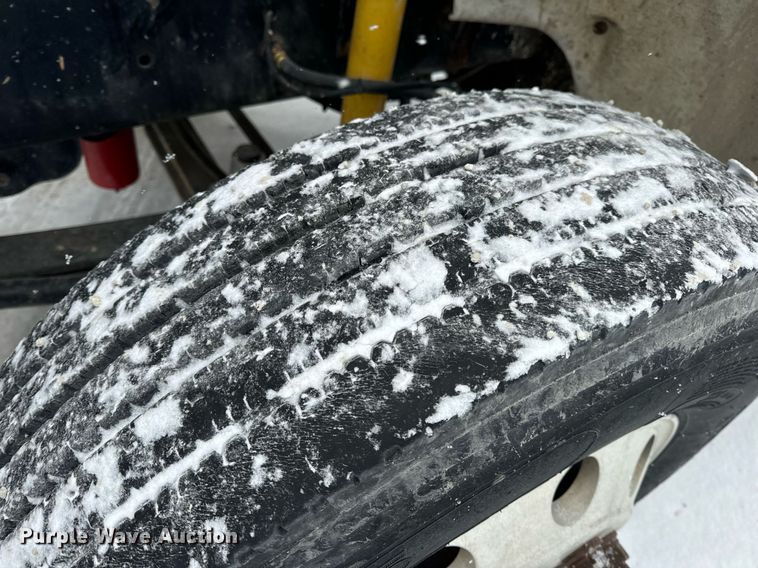 image for item EN5121 1998 Freightliner FL112 semi truck