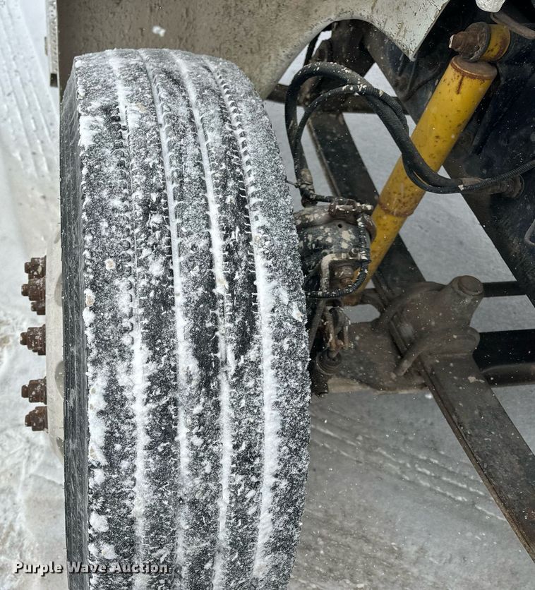 image for item EN5121 1998 Freightliner FL112 semi truck