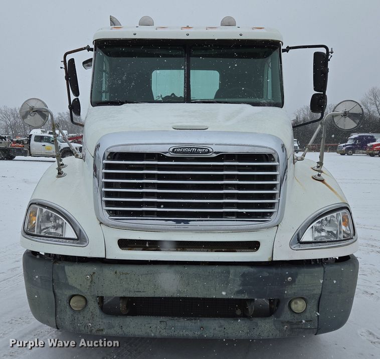 image for item EN5122 2006 Freightliner Columbia truck cab and chassis