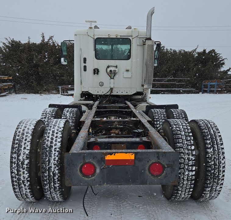 image for item EN5122 2006 Freightliner Columbia truck cab and chassis