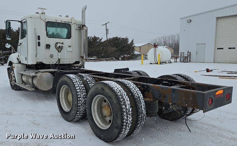 image for item EN5122 2006 Freightliner Columbia truck cab and chassis