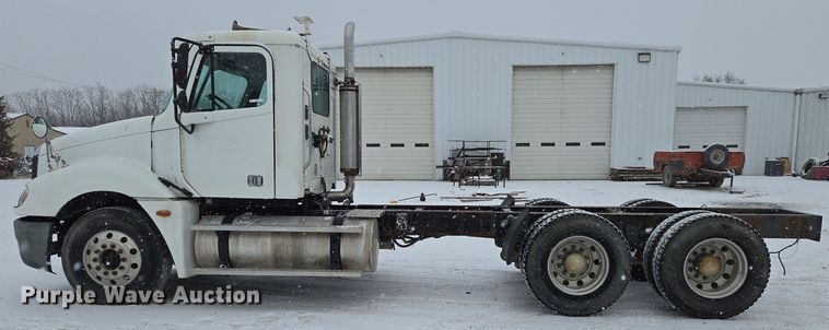 image for item EN5122 2006 Freightliner Columbia truck cab and chassis