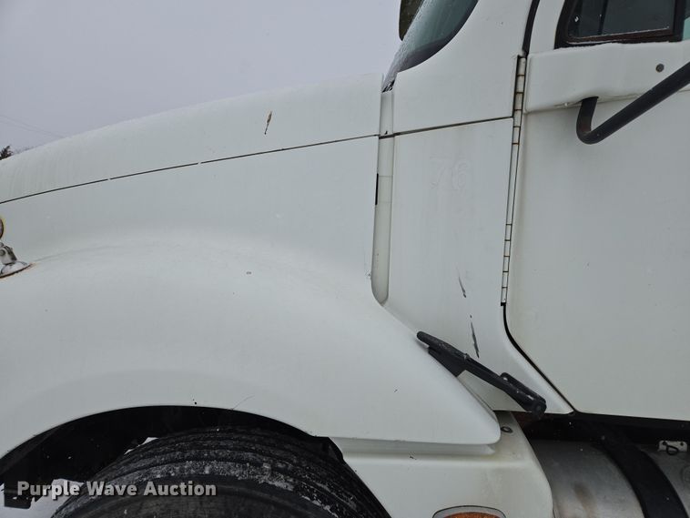 image for item EN5122 2006 Freightliner Columbia truck cab and chassis