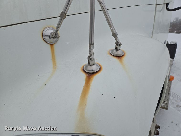 image for item EN5122 2006 Freightliner Columbia truck cab and chassis