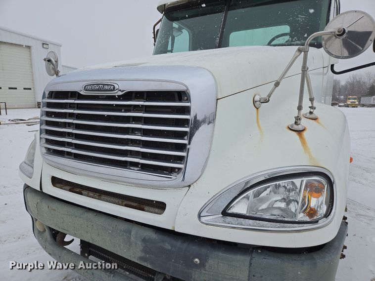 image for item EN5122 2006 Freightliner Columbia truck cab and chassis