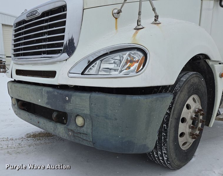 image for item EN5122 2006 Freightliner Columbia truck cab and chassis