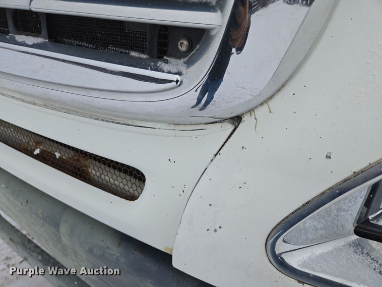 image for item EN5122 2006 Freightliner Columbia truck cab and chassis