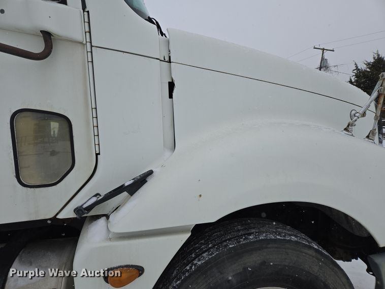 image for item EN5122 2006 Freightliner Columbia truck cab and chassis