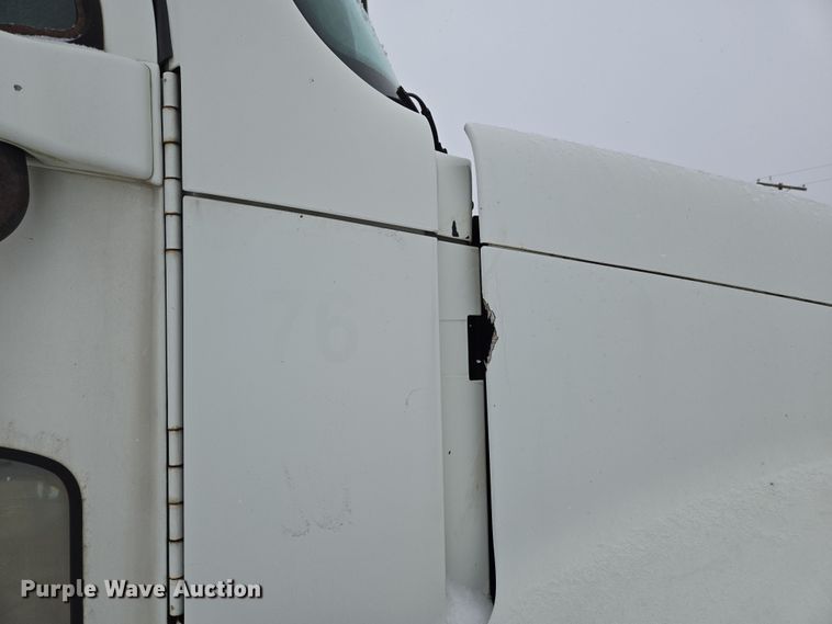 image for item EN5122 2006 Freightliner Columbia truck cab and chassis