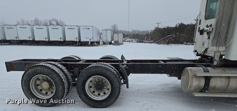 image for item EN5122 2006 Freightliner Columbia truck cab and chassis