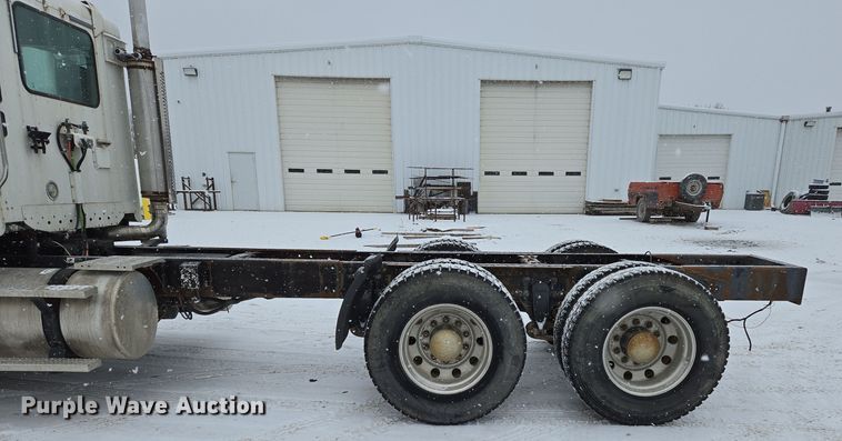 image for item EN5122 2006 Freightliner Columbia truck cab and chassis